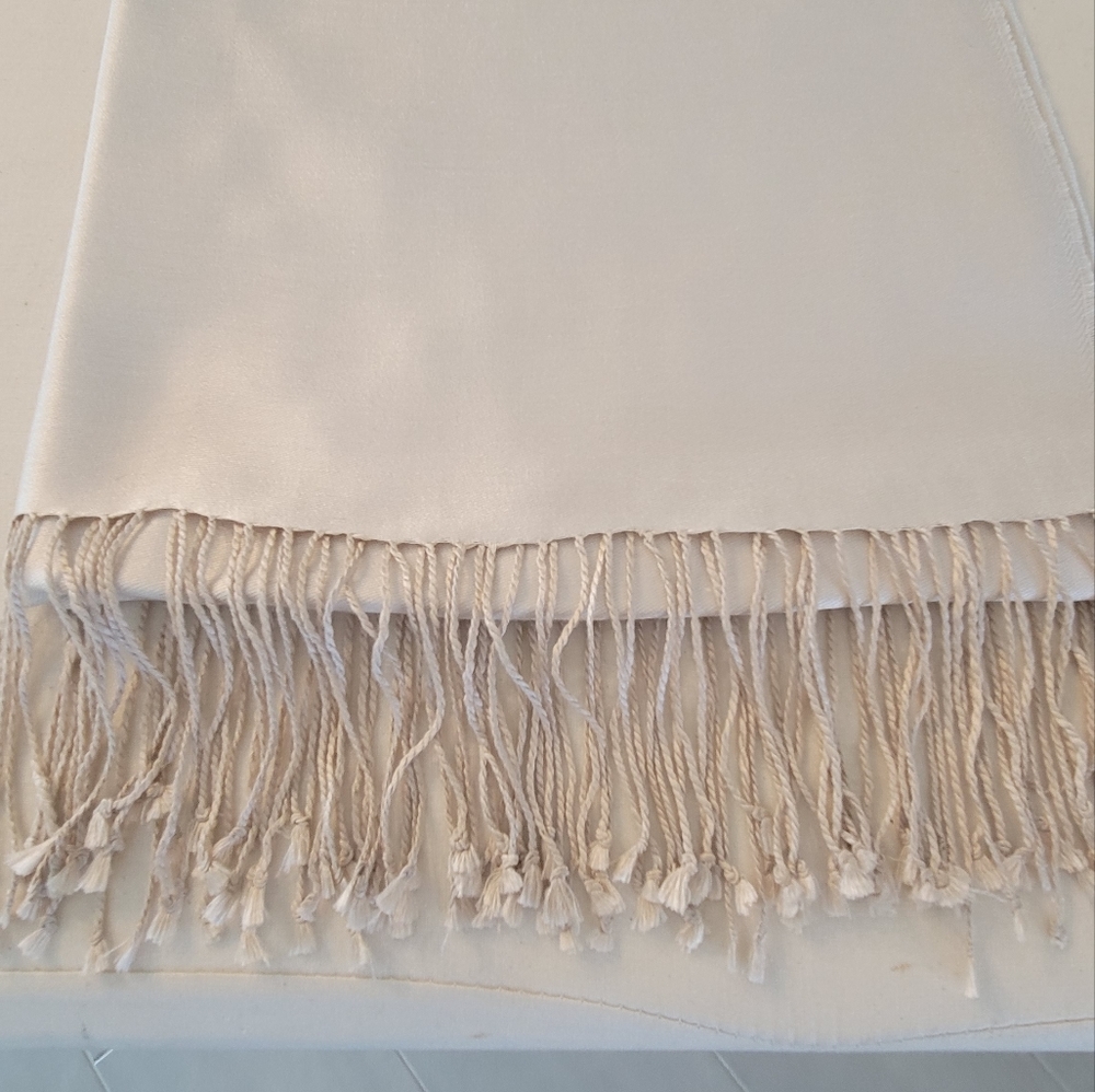 SILK SCARF BY CARTER CLUB IN EXCELLENT CONDITION WITH FRINGE